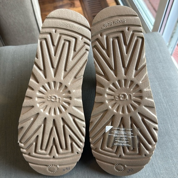 NWOB UGG Classic Mini Side Logo II Boots - Picture 5 of 6